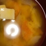 高野豆腐と玉ねぎ、人参の味噌汁